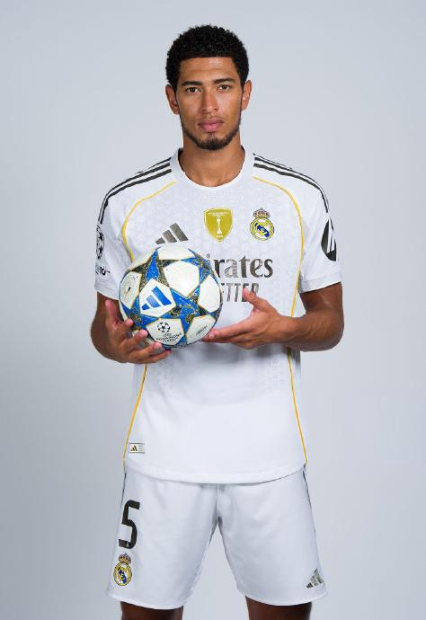 记者：米兰将与莱万经纪人会面讨论转会，伊布支持这一交易（记者称米兰计划与莱万经纪人商谈转会，伊布力挺这笔交易）