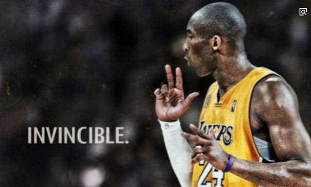 这雪有点大，欧冠赛前一名挪威记者在博德闪耀的球场边线处滑雪（欧冠赛前大雪纷飞，挪威记者在博德闪耀球场边线滑雪）