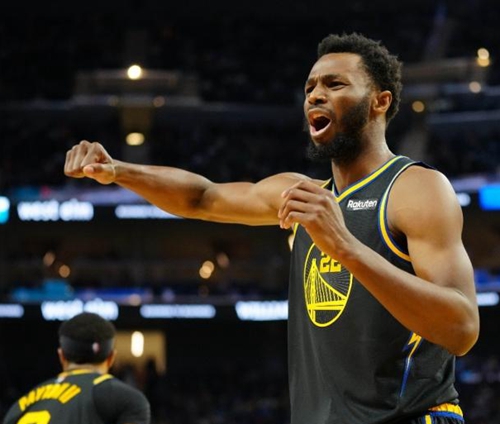 库里三分爆炸连中八球点燃全场（库里三分手感炸裂，连飙8记引爆全场）