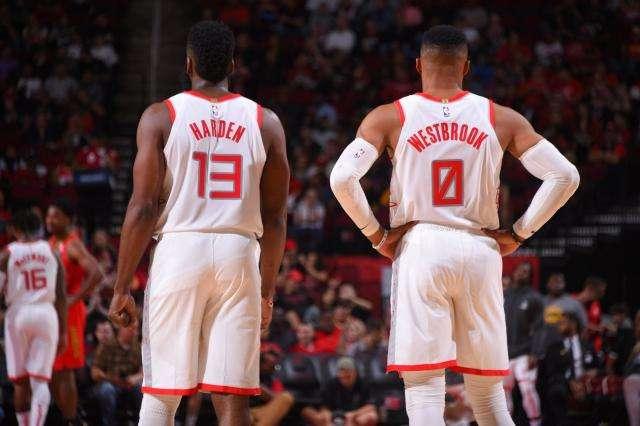 未来可期！亚库乔尼斯生涯首次首发投进5记三分，砍下17分（前景光明！亚库乔尼斯生涯首次先发命中5记三分，拿下17分）