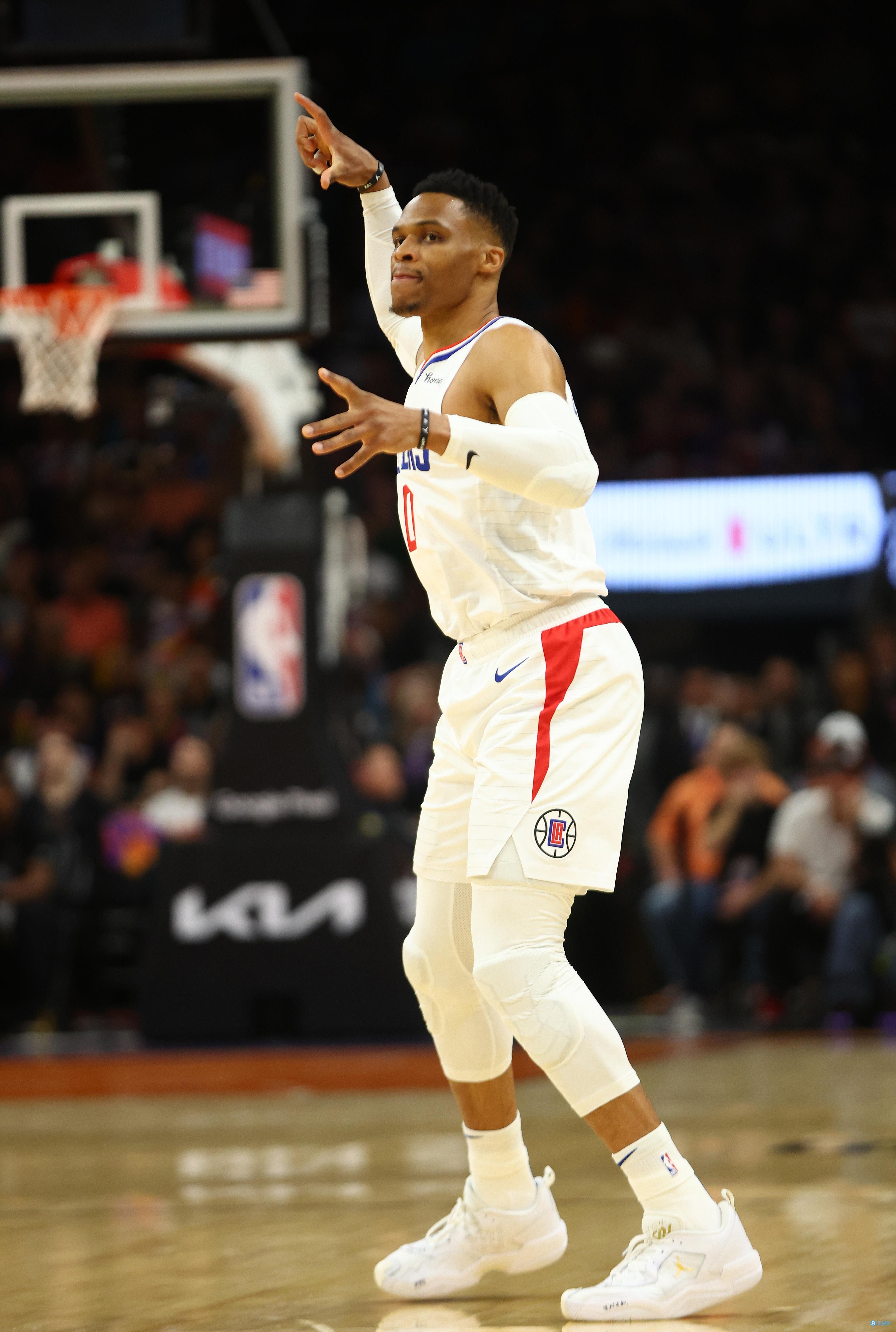 篮球湖人核心球员防守数据提升（湖人核心球员防守数据上扬）