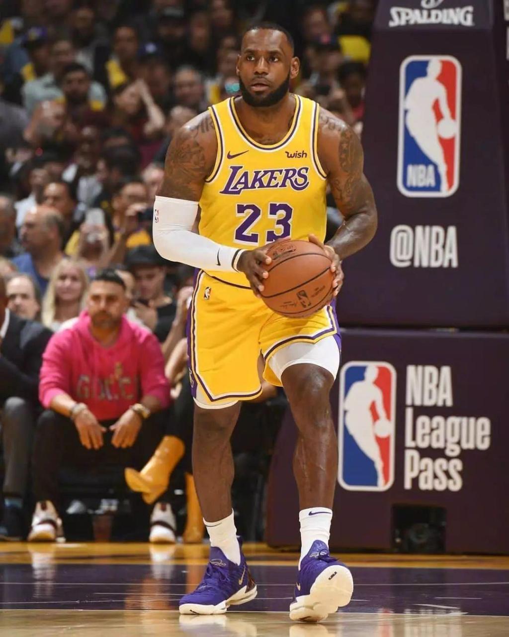 官方：梅西当选迈阿密国际年度MVP，阿尔巴年度最佳防守球员（迈阿密国际官宣：梅西夺年度MVP，阿尔巴当选年度最佳防守球员）