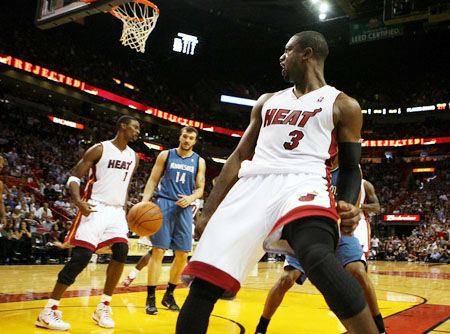 长春亚泰队启程出征青岛时，球迷用歌声为将士们送行（长春亚泰启程赴青岛，球迷以歌相送）